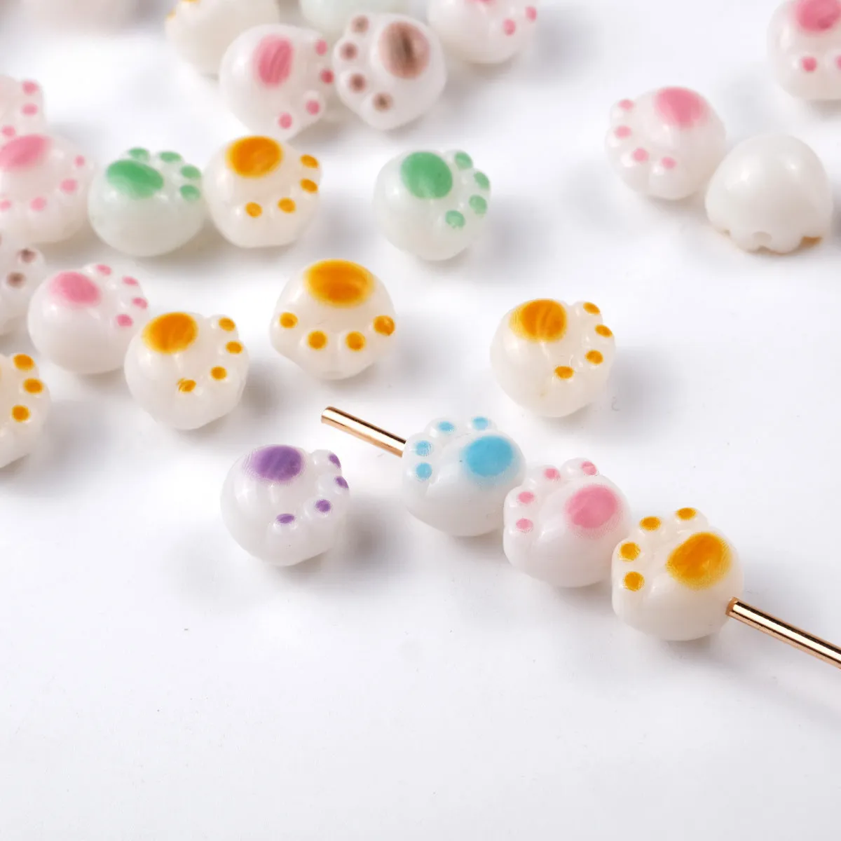 Wholesale 100PCS/PACK Cartoon Cute Three-dimensional Cat Claw Straight Hole Acrylic String Beads